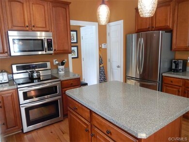 Eat-In Kitchen w/ Hardwood Floor, and new Stainles