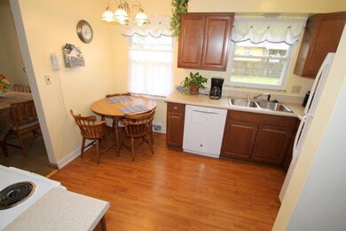 893 Brixham kitchen eating space