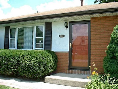 3432 Lewis Rd, Columbus, OH 43207 - photo 3