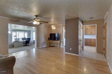 2933 W Highland Ave Phoenix AZ living di