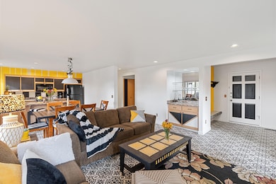 2-Entry-Livingroom-Wet Bar-R3