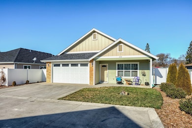 208 SW Blueberry Ln, Grants Pass, OR 97527 - photo 2