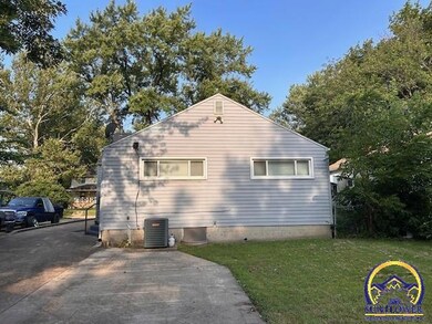 2032 SW Randolph Ave, Topeka, KS 66604 - photo 2