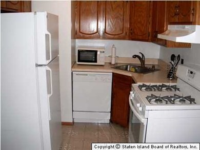 72 Daffodil Ln unit 113, Staten Island, NY 10314 - photo 2