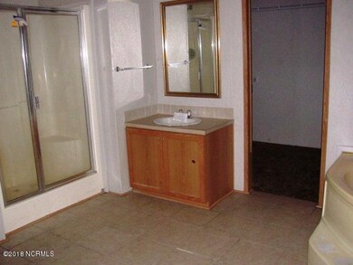337 Groves Point Master Bathroom