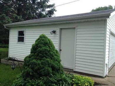 1626 W 34th St, Davenport, IA 52806 - photo 3