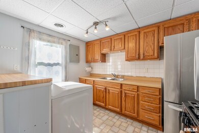 7211 Cedar St, Davenport, IA 52806 - photo 6