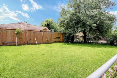 916 Caplin St, Houston, TX 77022 - photo 3