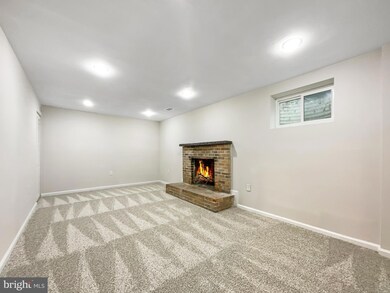 9689 Lindenbrook St, Fairfax, VA 22031 - photo 3