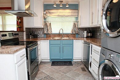 Stainless appliances & granite counters.  Washer/d