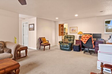 23041 Bronco Ct, Bend, OR 97701 - photo 4