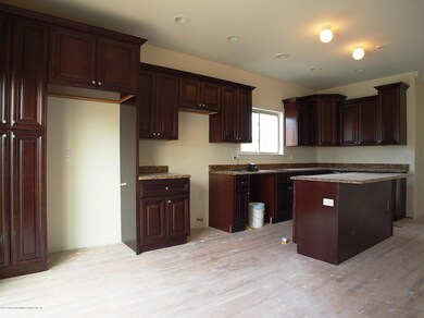 (4) Eat In Kitchen