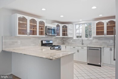 915 Dresden Ct, Alexandria, VA 22308 - photo 3