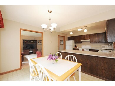Plenty of room for a big family to enjoy dinner!