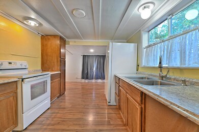 114 N 8th St, Central Point, OR 97502 - photo 7