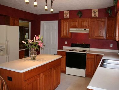 Cafeteria/Kitchen. Large, eat-in kitchen with cent