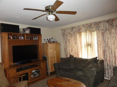 21 Chestnut Ct, Rensselaer, NY 12144 - photo 2