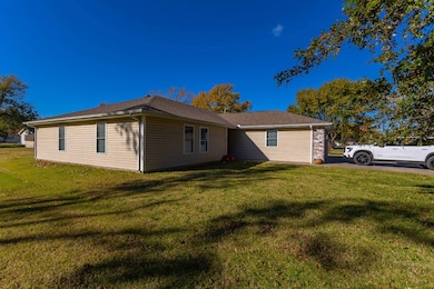 121 S Oregon Ave, Columbus, KS 66725 - photo 2