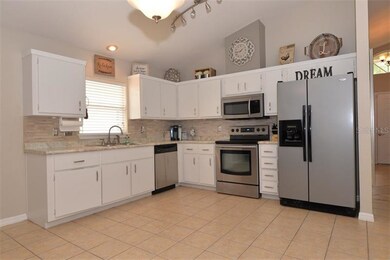 What a nice kitchen!  Lots of cabinets....pretty t