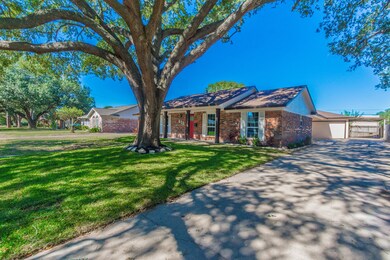 611 Briarwilde Ct, Alvin, TX 77511 - photo 2