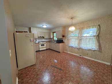 1372 Algonquin Dr, Elgin, IL 60120 - photo 3