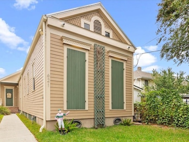 New Orleans style home with a side hall   design i