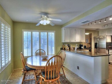 tour901041_Casual Dining-Kitchen View_80