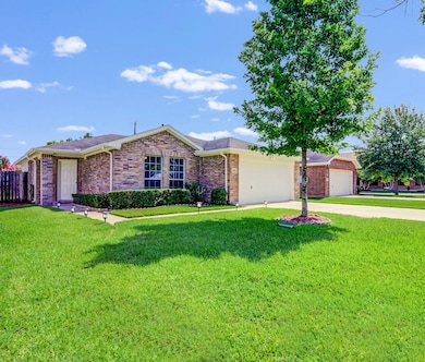 541 E Coombs St, Alvin, TX 77511 - photo 2