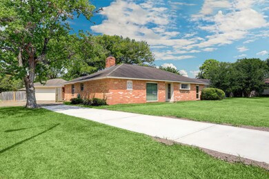 16910 Ravine Cir, Friendswood, TX 77546 - photo 2