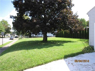 Yard/Garden. Large side yard