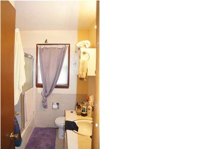 Hall bathroom with tub/shower!