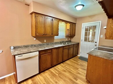 1502 Patricia Dr, Gainesville, TX 76240 - photo 5