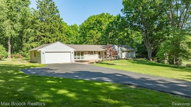 6041 Eastmoor Rd, Bloomfield Hills, MI 48301 - photo 2