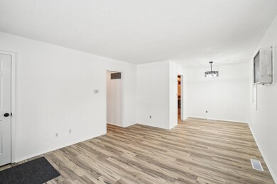 6-web-or-mls-Pinecrest Ave-006