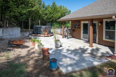 1129 SW Red Oaks Ct, Topeka, KS 66615 - photo 4