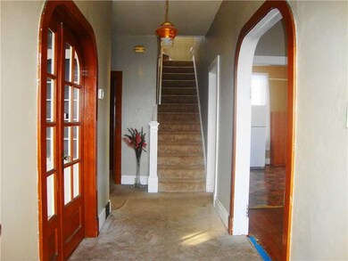 Entry/Foyer.
