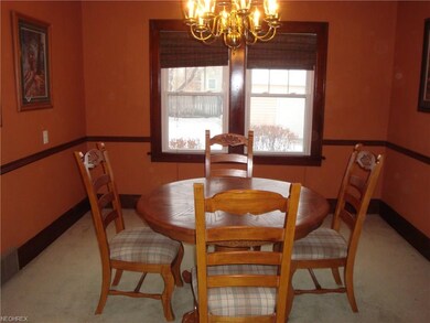 LARGE FORMAL DINING ROOM. PERFECT FOR ENTERTAINING