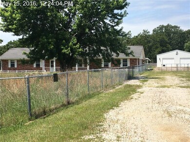 Front of property with view of detached garage/wor