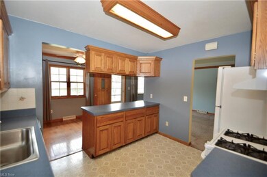 366 Erieview Blvd, Sheffield Lake, OH 44054 - photo 2