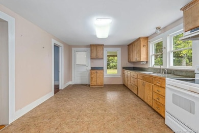 307 S Welty St, Iowa, LA 70647 - photo 5