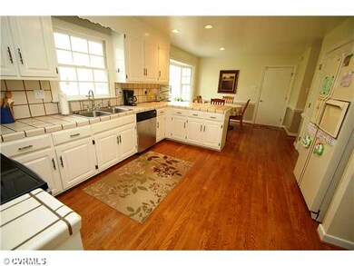 Kitchen - Great open space for the chef in the fam