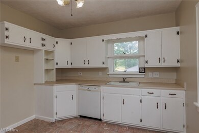 5157 Erwin St, Maple Heights, OH 44137 - photo 4