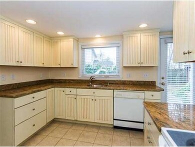 185 Worcester Ln, Waltham, MA 02451 - photo 2