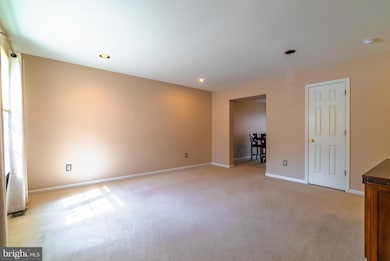 112 Runnymede Ct, Harleysville, PA 19438 - photo 3