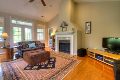 516 Azalea Dr-print-004-12-Living Room-3