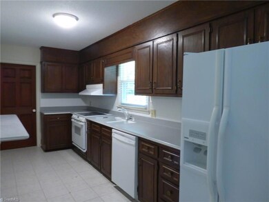 5503 Fallingbrooks Dr, Greensboro, NC 27407 - photo 6