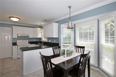 Kitchen & Breakfast Area