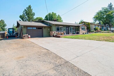 205 Kings Way, Central Point, OR 97502 - photo 2