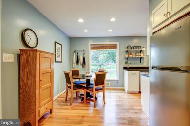 8809 Honeybee Ln, Bethesda, MD 20817 - photo 4