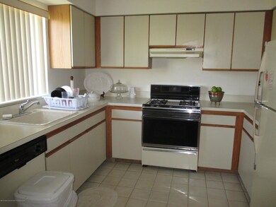 kitchen w apples